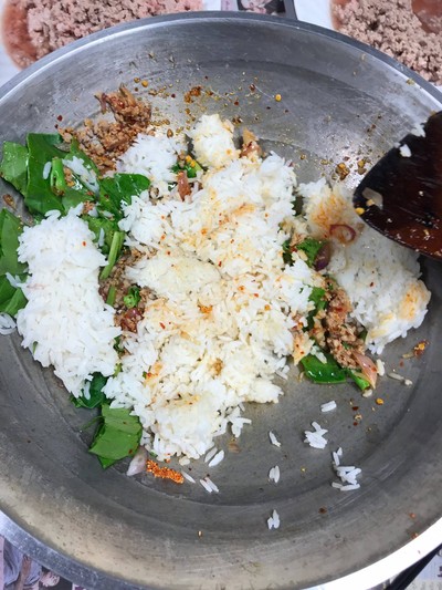 วิธีทำ ข้าวผัดลาบหมู By คนอร์ วิธีทำ ข้าวผัดลาบหมู By คนอร์