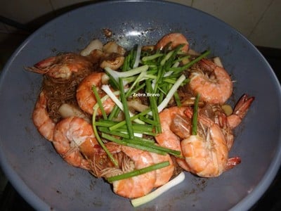 วิธีทำ กุ้งอบวุ้นเส้นในกระทะ