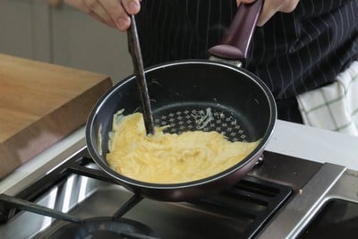 วิธีทำ ข้าวไข่ข้นกุ้งซอสกิมจิ