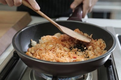 วิธีทำ ข้าวไข่ข้นกุ้งซอสกิมจิ