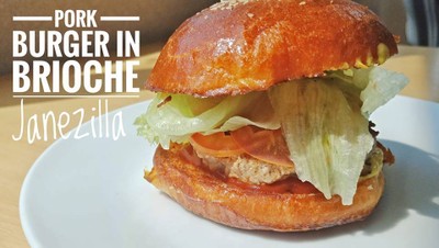 แฮมเบอร์เกอร์หมู กับ ขนมปังบริยอช