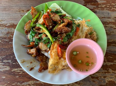 กะเพราหมูกรอบไข่ดาว
