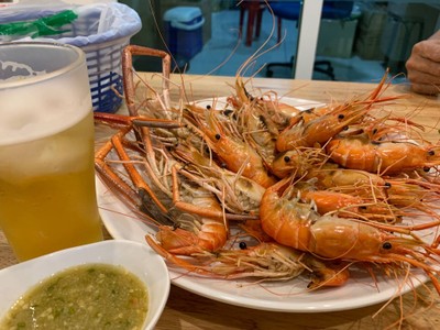 กุ้งเป็น เผาร้อนๆ พร้อมเบียร์เย็น