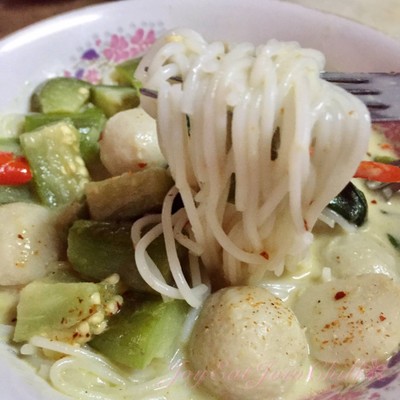 วิธีทำ ขนมจีนแกงเขียวหวานลูกชิ้น