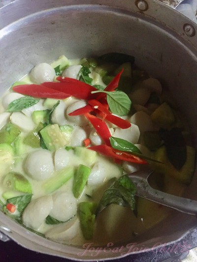 วิธีทำ ขนมจีนแกงเขียวหวานลูกชิ้น