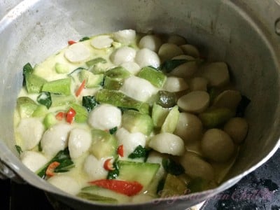 วิธีทำ ขนมจีนแกงเขียวหวานลูกชิ้น