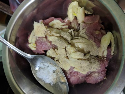 วิธีทำ หมูทอดกระเทียมพริกไทยแบบง่ายๆ วิธีทำ หมูทอดกระเทียมพริกไทยแบบง่ายๆ