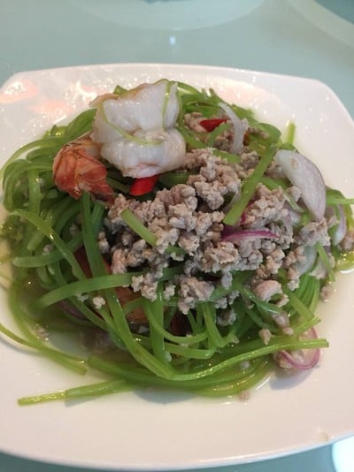 ยำผักบุ้งสาย