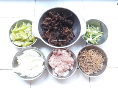 วิธีทำ ผัดพริกสดขิงเห็ดหูหนู วิธีทำ ผัดพริกสดขิงเห็ดหูหนู