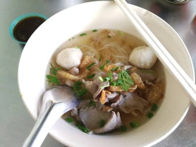 ซุปเบาๆคล่องคอ ราดน้ำจิ้มลงไปเพื่อความเข้มข้นได้อีก