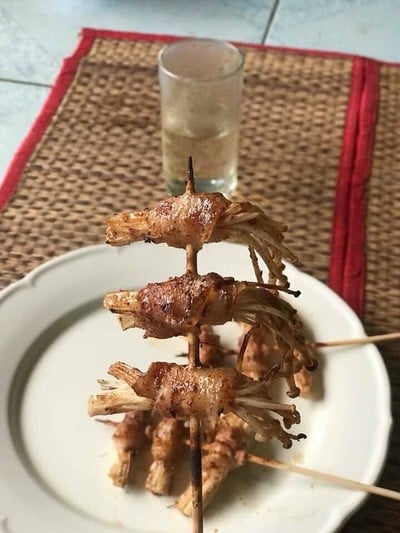 เห็ดเข็มทองห่อเบค่อนย่างหม่าล่า เห็ดเข็มทองห่อเบค่อนย่างหม่าล่า