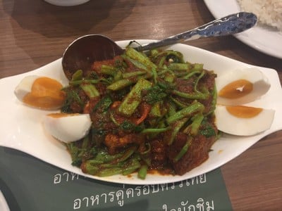 ผัดผักบุ้งพริกขิงหมูกรอบ