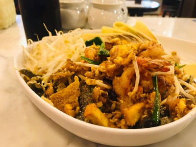 ผัดไทยหนังปลาแซลมอนกรอบกุ้งสด