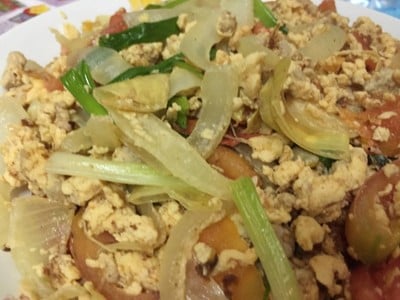 วิธีทำ ไข่ผัดหอมใหญ่และมะเขือเทศ วิธีทำ ไข่ผัดหอมใหญ่และมะเขือเทศ