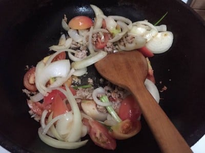 วิธีทำ ไข่ผัดหอมใหญ่และมะเขือเทศ วิธีทำ ไข่ผัดหอมใหญ่และมะเขือเทศ
