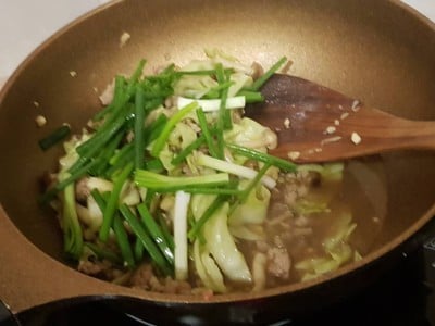 วิธีทำ เห็ดชิเมจิผัดกระหล่ำปลีหมูสับ 🍄 วิธีทำ เห็ดชิเมจิผัดกระหล่ำปลีหมูสับ 🍄