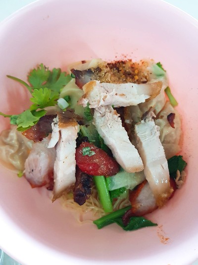 บะหมี่เกี๊ยวแห้งหมูแดงหมูกรอบ