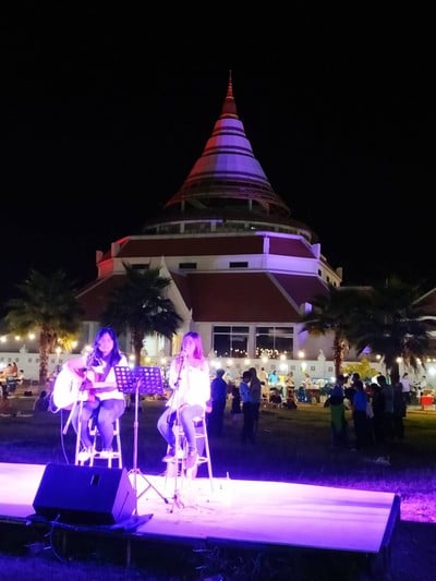 มีโฟล์คซองขับกล่อมตั้งแต่ช่วงหัวค่ำจนถึงประมาณ 3 ทุ่มเลยค่ะ