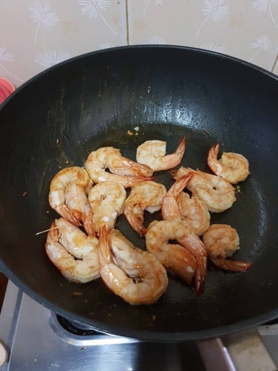 วิธีทำ กุ้งผัดเนยกระเทียม วิธีทำ กุ้งผัดเนยกระเทียม