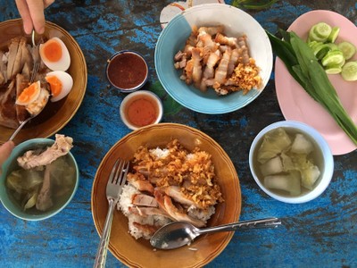 ข้าวไก่ไข่พิเศษ
