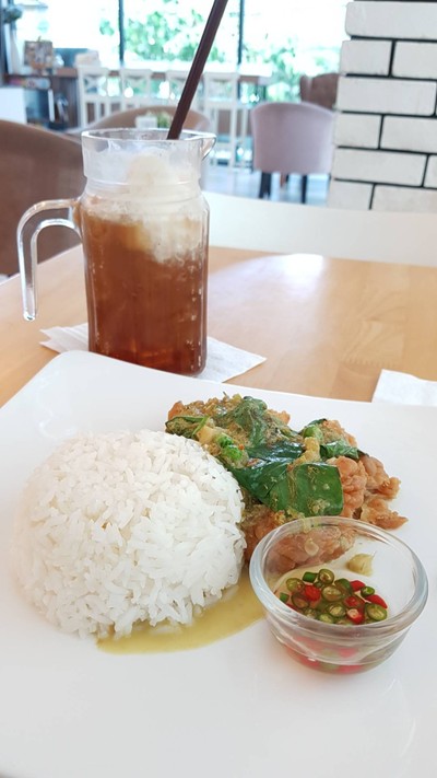 ข้าวเขียวหวานไก่กรอบ