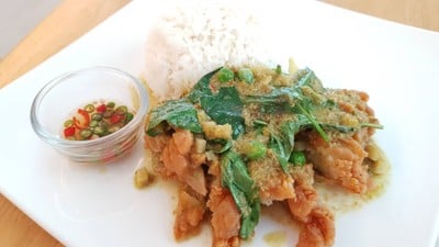 ข้าวเขียวหวานไก่กรอบ