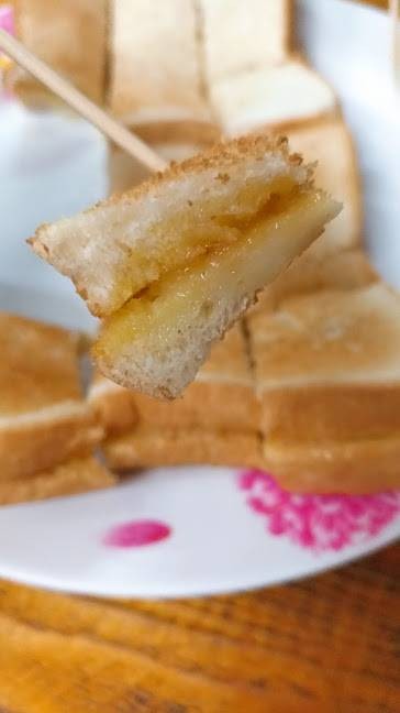ขนมปังปิ้งเนยนม