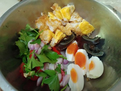 วิธีทำ ยำไข่รวมมิตร วิธีทำ ยำไข่รวมมิตร