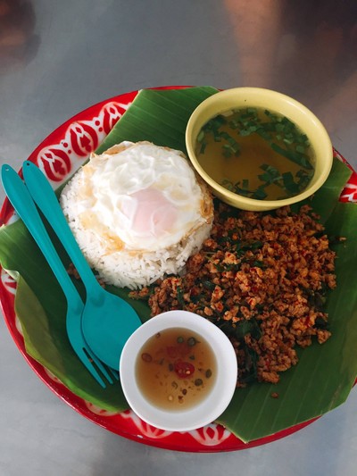 กระเพราหมูถาด 80 บาท