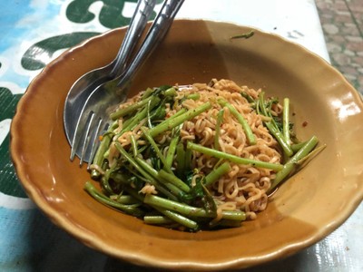 ผัดมาม่า น้ำขลุกขลิก