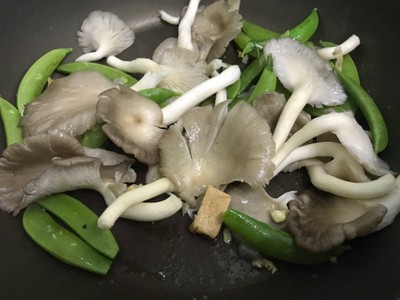 วิธีทำ ผัดถั่วลันเตา เห็ดนางฟ้า วิธีทำ ผัดถั่วลันเตา เห็ดนางฟ้า