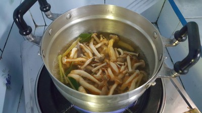 วิธีทำ ต้มยำกุ้งแบบบ้านๆ วิธีทำ ต้มยำกุ้งแบบบ้านๆ