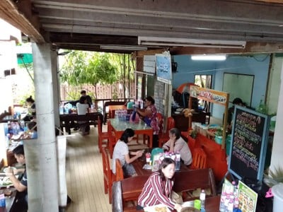 บรรยากาศ ก๋วยเตี๋ยวเดินดง สำนักงานใหญ่