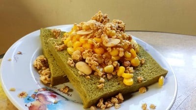 ข้าวโพดคลุกเนยราดขนมปังโรยด้วยกราโนล่า