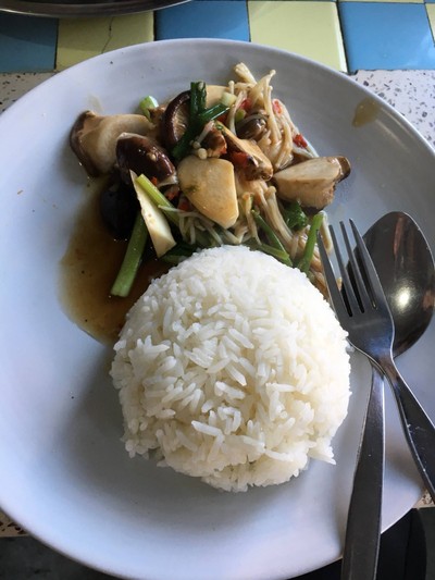 ข้าวราดเห็ดน้ำมันหอย