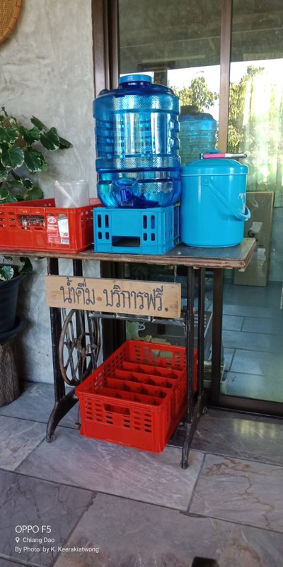 มีน้ำดื่มฟรีเตรียมไว้ให้ เป็นแบบบริการตนเองครับ
