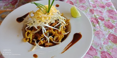 ผัดไทยข้าวซอยกรอบ