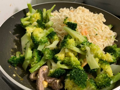 วิธีทำ มาม่าผัดหมู วิธีทำ มาม่าผัดหมู