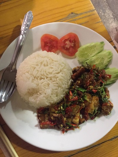 ข้าวผัดกระเพราหมูกรอบ