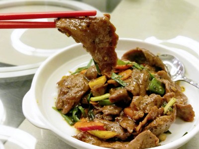 เนื้อเป็ดผัดพริกไทยดํา