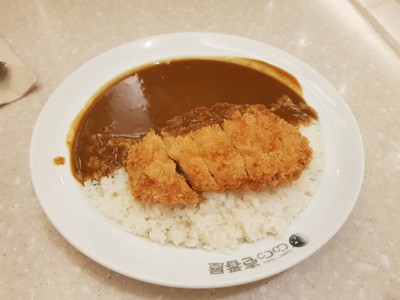 ข้าวแกงกะหรี่หมูชุบเกร็ดขนมปังทอด