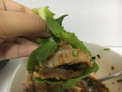 น้ำตกหมูฉบับเด็กหอ น้ำตกหมูฉบับเด็กหอ