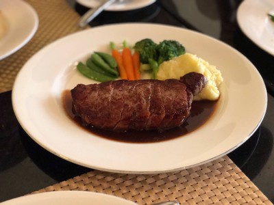 สเต็กเนื้อสันนอก ซอสไวน์แดง