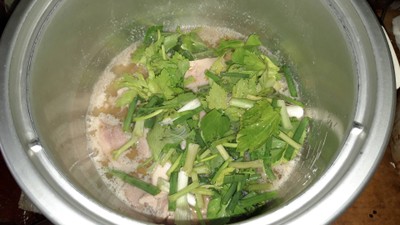 วิธีทำ หมูผัดต้นหอมและคื่นช่าย