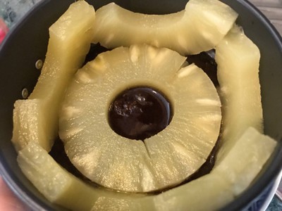 วิธีทำ Pineapple Upside-Down Cake for One สูตรไร้การชั่งตวงวัด