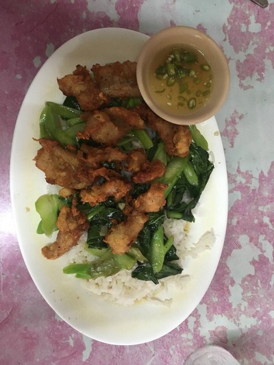 คะน้าหมูทอดกระเทียม