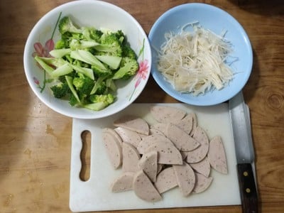 วิธีทำ ผัดบล็อกโคลี่เห็ดเข็มทองหมูยอ วิธีทำ ผัดบล็อกโคลี่เห็ดเข็มทองหมูยอ