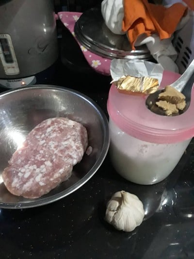 วิธีทำ หมูสับทอดกระเทียม วิธีทำ หมูสับทอดกระเทียม