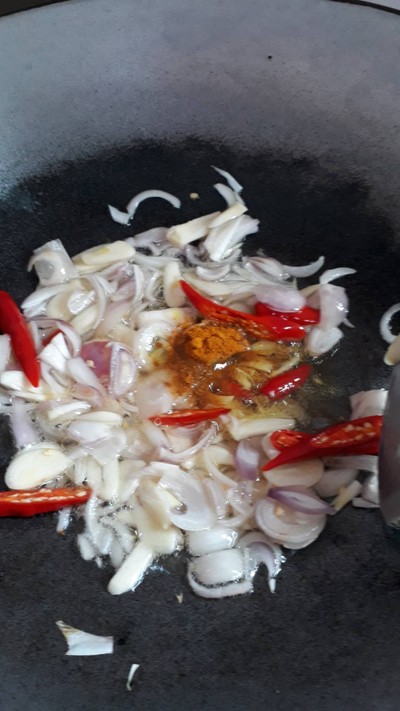 วิธีทำ ผัดมะม่วงเปรี้ยวกับ ปลากระป๋อง วิธีทำ ผัดมะม่วงเปรี้ยวกับ ปลากระป๋อง