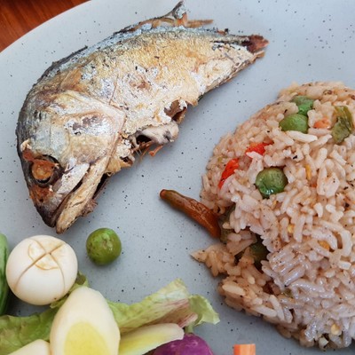 ข้าวผัดน้ำพริกปลาทู